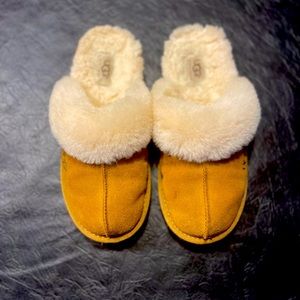 Womens UGG Slippers, size 4.